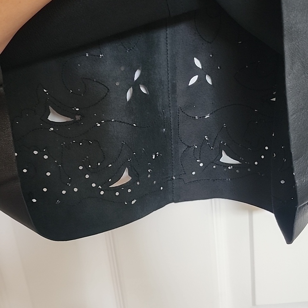 B&J Genuine Leather Black Skirt Etched Detail Size 10 - Picture 9 of 9
